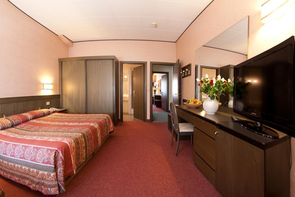 Hotel Cles Exterior photo